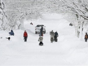 Al parecer la parte más intensa de la tormenta golpeó a Connecticut, donde las autoridades ordenaron el cierre de todas las carreteras.