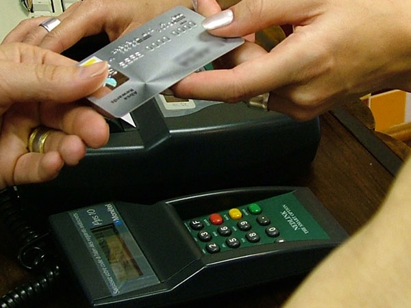 La medida, anunciada la semana pasada, prevé que los consumidores que abonen con plásticos en comercios minoristas podrán pagar una comisión de hasta 4% en cada compra