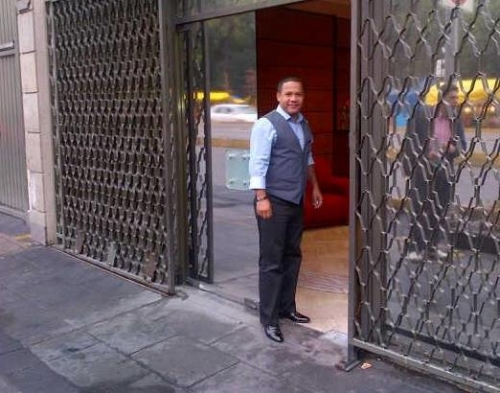 Héctor Acosta entrando al edificio de Televisa en México, este viernes. Suerte!