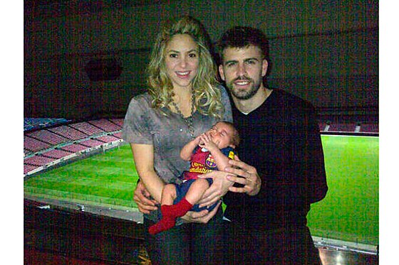 Piqué shakira y su bebe revela la primera "foto de familia"