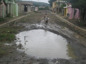Comunitarios de SDE reclaman arreglo urgente de sus calles
