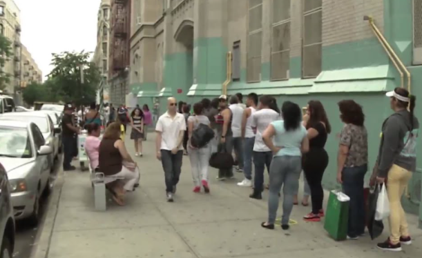 Dominicanos salen a las calles de NY a vender sus productos - Cachicha.com